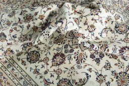 Surface texture of 2000s Kashan rug with natural Wool and intricate pattern