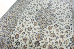 Surface texture of 2000s Kashan rug with natural Wool and intricate pattern