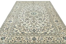 Surface texture of 2000s Kashan rug with natural Wool and intricate pattern