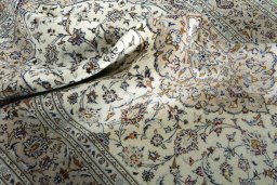 Surface texture of 2000s Kashan rug with natural Wool and intricate pattern