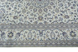 Surface texture of 2000s Kashan rug with natural Wool and intricate pattern