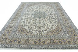 Surface texture of 2000s Kashan rug with natural Wool and intricate pattern
