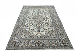 Surface texture of 2000s Kashan rug with natural Wool and intricate pattern