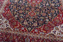 Close-up detail of New Kashan rug from Iran / Persia showing Cork weave