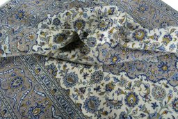 Surface texture of 2000s Kashan rug with natural Wool and intricate pattern