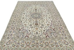 Surface texture of 2000s Kashan rug with natural Wool and intricate pattern