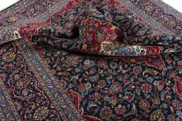 Surface texture of 2000s Kashan rug with natural Wool and intricate pattern