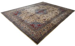 Corner detail of 1930s Kashan rug showing border pattern and Wool pile