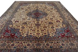 Surface texture of 1930s Kashan rug with natural Wool and intricate pattern