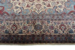 Full view of 1930s Kashan rug from Iran / Persia, 433 × 330 cm in Beige tones
