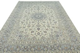 Surface texture of 2000s Kashan rug with natural Wool and intricate pattern