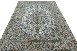 Surface texture of 2000s Kashan rug with natural Wool and intricate pattern