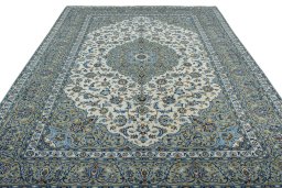 Surface texture of 2000s Kashan rug with natural Wool and intricate pattern