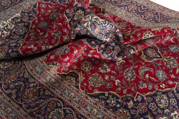 Surface texture of 2000s Kashan rug with natural Wool and intricate pattern