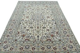 Surface texture of 2000s Kashan rug with natural Wool and intricate pattern