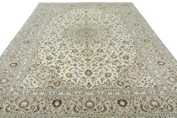 Surface texture of 2000s Kashan rug with natural Wool and intricate pattern