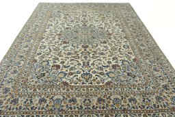 Surface texture of 2000s Kashan rug with natural Wool and intricate pattern