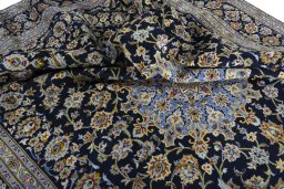 Surface texture of 2000s Kashan rug with natural Wool and intricate pattern