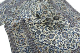 Surface texture of 2000s Kashan rug with natural Wool and intricate pattern