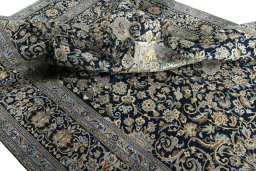 Surface texture of 2000s Kashan rug with natural Wool and intricate pattern