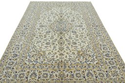 Surface texture of 2000s Kashan rug with natural Wool and intricate pattern