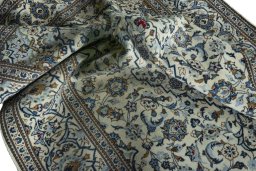 Surface texture of 2000s Kashan rug with natural Wool and intricate pattern