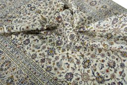 Surface texture of 2000s Kashan rug with natural Wool and intricate pattern