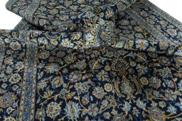 Surface texture of 2000s Kashan rug with natural Wool and intricate pattern