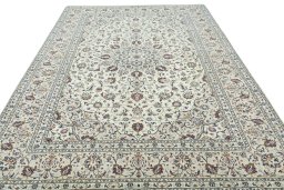 Surface texture of 2000s Kashan rug with natural Wool and intricate pattern