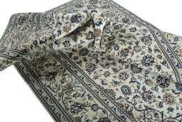Surface texture of 2000s Kashan rug with natural Wool and intricate pattern