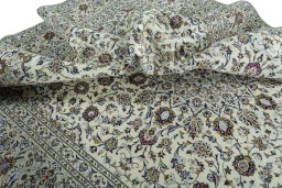 Surface texture of 2000s Kashan rug with natural Wool and intricate pattern