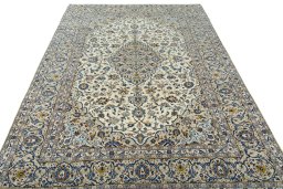 Surface texture of 2000s Kashan rug with natural Wool and intricate pattern