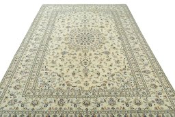 Surface texture of New Kashan rug with natural Wool and intricate pattern