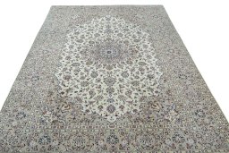 Surface texture of 2000s Kashan rug with natural Wool and intricate pattern