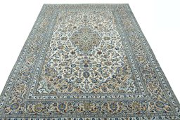 Surface texture of 2000s Kashan rug with natural Wool and intricate pattern