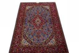 Surface texture of 2000s Kashan rug with natural Wool and intricate pattern