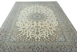 Surface texture of 2000s Kashan rug with natural Wool and intricate pattern