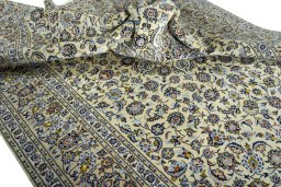 Surface texture of 2000s Kashan rug with natural Wool and intricate pattern
