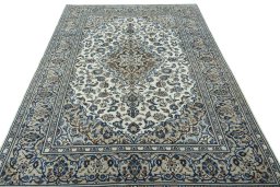 Surface texture of 2000s Kashan rug with natural Wool and intricate pattern