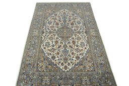 Surface texture of 2000s Kashan rug with natural Wool and intricate pattern