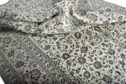 Surface texture of 2000s Kashan rug with natural Wool and intricate pattern