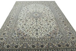 Surface texture of 2000s Kashan rug with natural Wool and intricate pattern