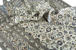 Surface texture of 2000s Kashan rug with natural Wool and intricate pattern