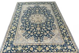 Surface texture of 2000s Kashan rug with natural Wool and intricate pattern