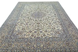 Surface texture of 2000s Kashan rug with natural Wool and intricate pattern