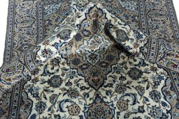 Surface texture of 2000s Kashan rug with natural Wool and intricate pattern