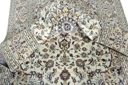 Surface texture of 2000s Kashan rug with natural Wool and intricate pattern