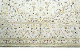 Full view of New Kashan rug from Iran / Persia, 295 × 201 cm in Beige tones
