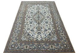 Surface texture of 2000s Kashan rug with natural Wool and intricate pattern
