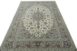 Surface texture of 2000s Kashan rug with natural Wool and intricate pattern